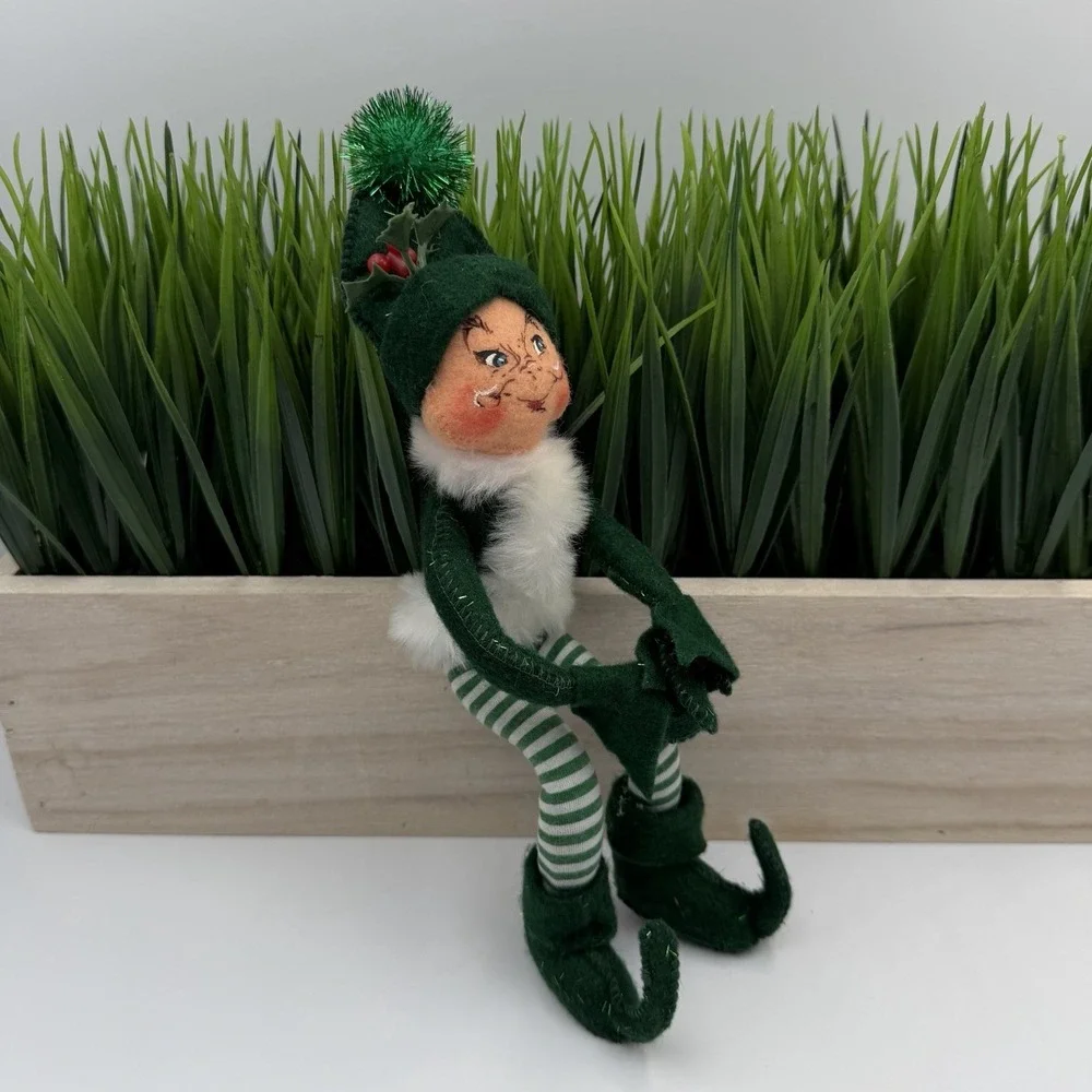 ANNALEE  Doll Posable Green & White Christmas Elf 2004 Decor